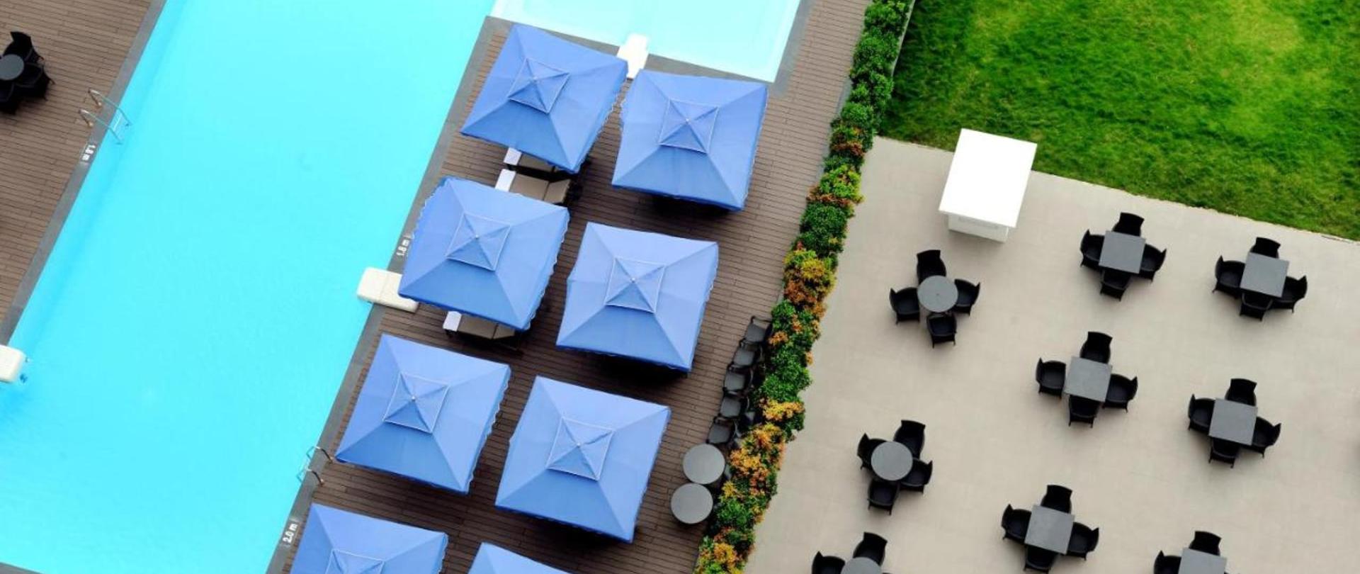 Khách sạn Becamex với thiết kế hiện đại và sang trọng là sự lựa chọn tuyệt vời cho chuyến du lịch của bạn. Với thế giới những tiện nghi đẳng cấp như nhà hàng sang trọng, phòng xông hơi, phòng tập thể dục, bể bơi và spa, bạn sẽ có những trải nghiệm tuyệt vời với sự phục vụ chuyên nghiệp của nhân viên khách sạn. Hãy khám phá hình ảnh khách sạn Becamex để khám phá một nơi nghỉ dưỡng hoàn hảo.